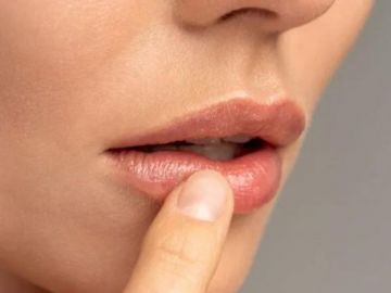 Chăm sóc đôi môi nứt nẻ ngày lạnh