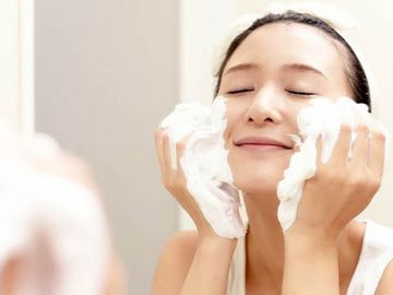 Có nên dùng sữa rửa mặt vào buổi sáng?