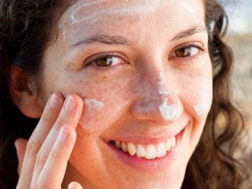 Lý do bạn càng dùng kem chống nắng càng đen da