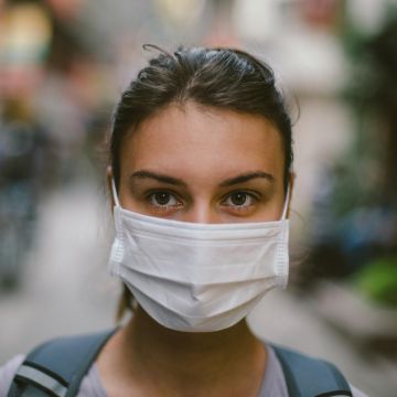 Nổi mụn do đeo khẩu trang và cách khắc phục