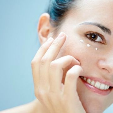 Chăm sóc da vùng mắt đúng cách để không lão hoá