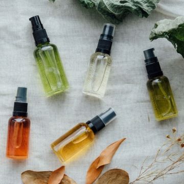 Nếu muốn da đẹp lên thì bạn nên để ngay những món skincare này vào tủ lạnh