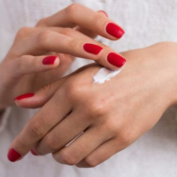 Tạm biệt da tay khô ráp trong mùa đông