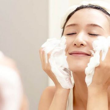 Học cách rửa mặt đúng cách khi da bị mụn