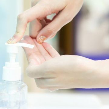 Cồn trong mỹ phẩm có tác dụng gì?