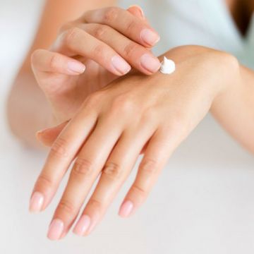 Hướng dẫn cách chăm sóc da tay trắng mịn