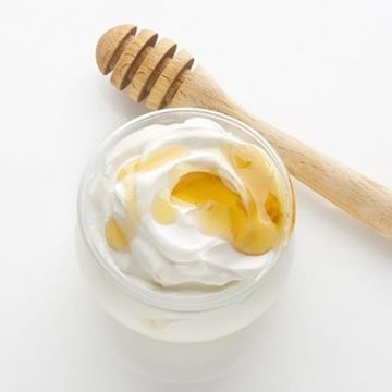 Mách bạn loạt tips chăm sóc da mịn màng, ngày càng trẻ trung nhờ vào sữa chua