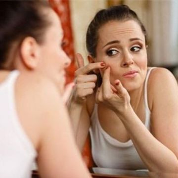 Nặn mụn trứng cá - việc làm cực kỳ nguy hiểm
