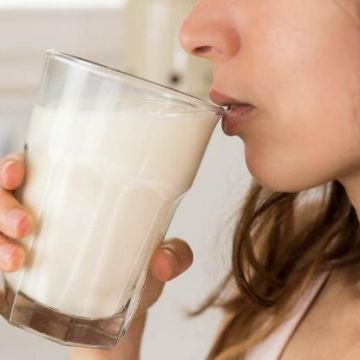 Uống sữa có gây mụn không?