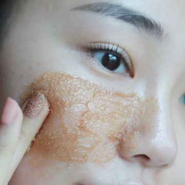 Chuyên gia cảnh báo 4 sai lầm khi tẩy da chết mà nhiều chị em hay mắc phải
